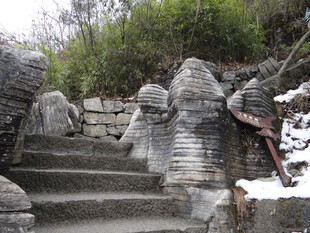 恩施山间石砌阶梯与奇特石柱