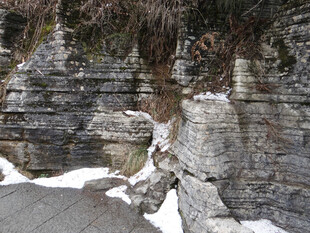 恩施雪覆岩壁 自然奇特景观