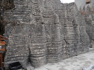 恩施堆积如山的灰色石质材料