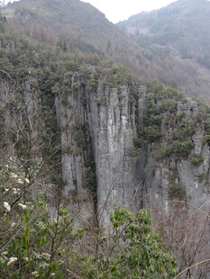 恩施壮观陡峭的山间岩壁景观