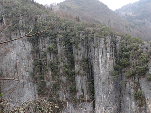恩施险峻壮观的垂直山崖景观