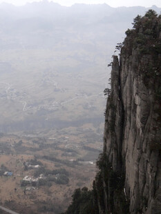 恩施悬崖峭壁下的壮阔风景