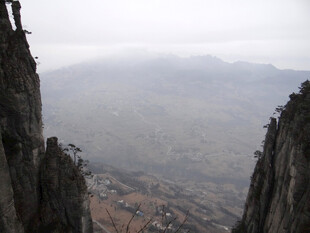 恩施险峻山峰间的壮丽景色