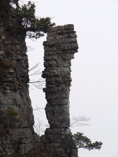 恩施奇峰耸立的自然景观