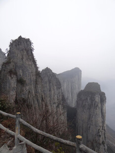 雾中峻峭山峰观景台景象