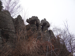 恩施奇特嶙峋的山间岩石景观