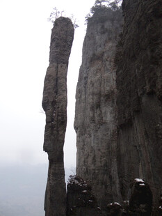 恩施奇峰屹立于山间