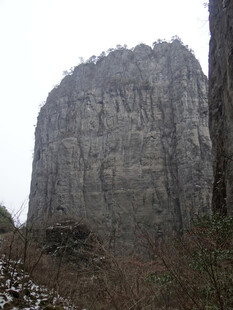 恩施巍峨山峰隐于朦胧雾气中