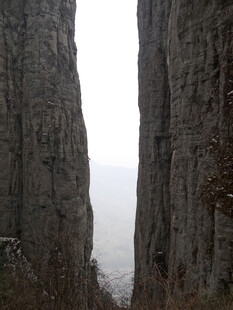 恩施险峻峡谷间的壮美自然景观