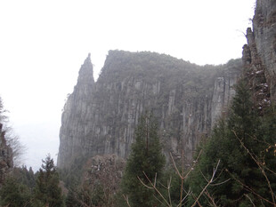 恩施巍峨山峰与林间景致