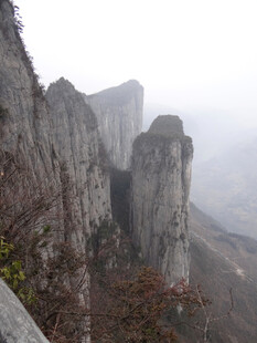 恩施云雾缭绕的险峻山峰