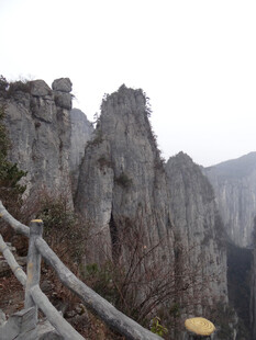 恩施险峻山峰旁的木质栈道