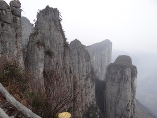 恩施云雾缭绕的险峻山峰