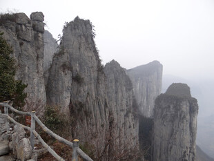 恩施云雾缭绕的险峻山峰栈道