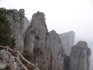 恩施险峻山峰与山间木质栈道