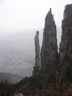 恩施云雾中的奇特山峰景观