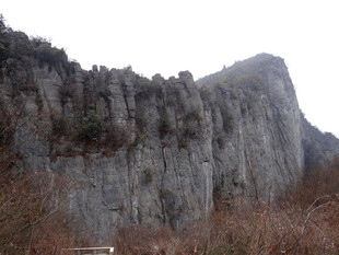 恩施陡峭嶙峋的灰色山壁