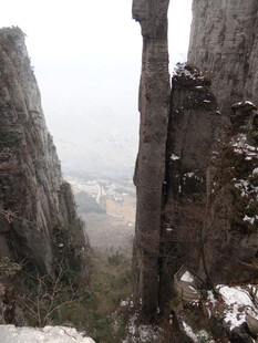 恩施奇峰耸立的壮丽山间景观