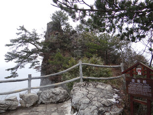 恩施山间栈道风景