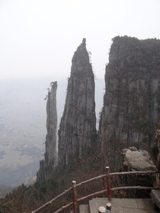 恩施奇峰耸立的壮丽山景
