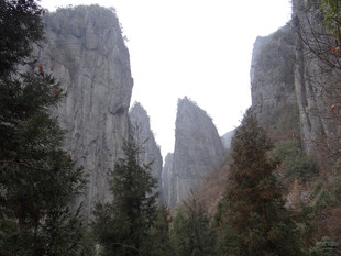 恩施壮丽山谷中的巍峨山峰