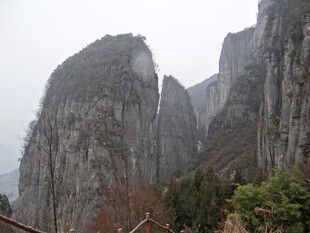 恩施云雾缭绕的巍峨险峻山峰
