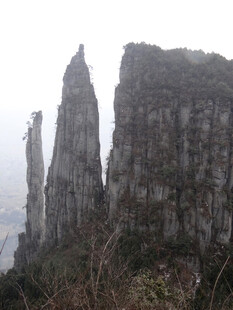 恩施奇峰耸立的壮丽山景