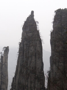恩施奇峰耸立的壮观自然景观