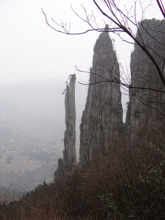 恩施雾中嶙峋奇峰