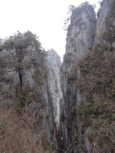 恩施险峻峡谷中的壮观自然景象