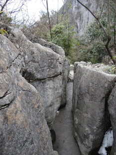 恩施山间岩石缝隙景观