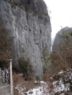 恩施冬日山景中的峭立石壁