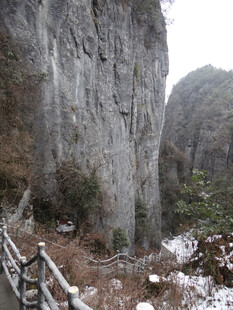 恩施山间石景与木质栈道景观
