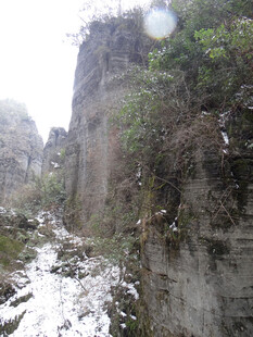 恩施雪覆山间峡谷壮丽景色