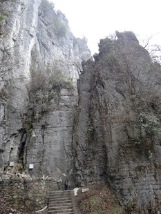 恩施陡峭险峻的壮观山崖景色