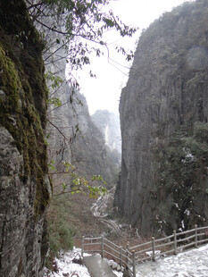 恩施雪覆山间栈道美景
