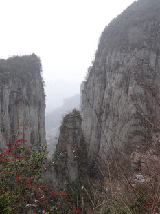恩施雾中险峻山峰景色
