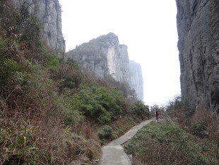 恩施山间小径穿行于巍峨峭壁