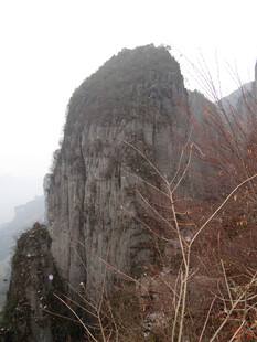 恩施雾中峻峭山峰