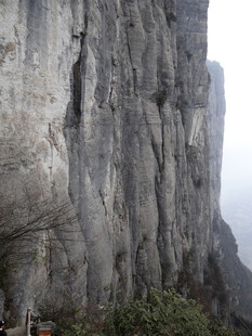 恩施陡峭绝壁景观