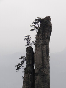 恩施奇峰耸立的独特自然景观