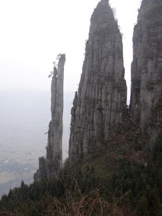 恩施奇峰耸立的壮丽山景