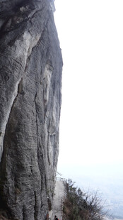 恩施陡峭嶙峋的奇特岩石