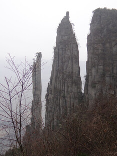 恩施雾中奇峻的山峰景观