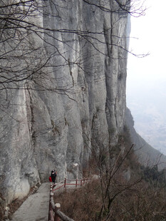 恩施山间栈道上的徒步者