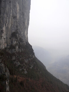 恩施巍峨绝壁 云雾缭绕之景