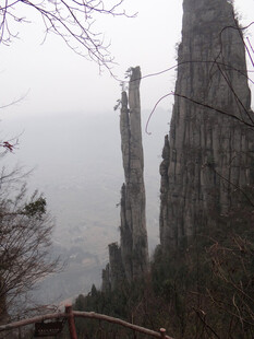 恩施奇峰耸立的山间景致