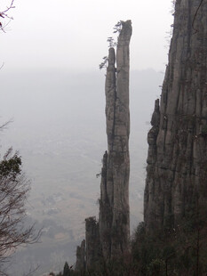 恩施奇峰耸立的壮丽山景