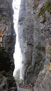 恩施峡谷间的壮丽瀑布景观