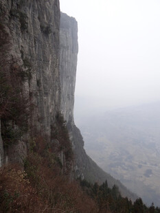 恩施雾中险峻峭壁景观